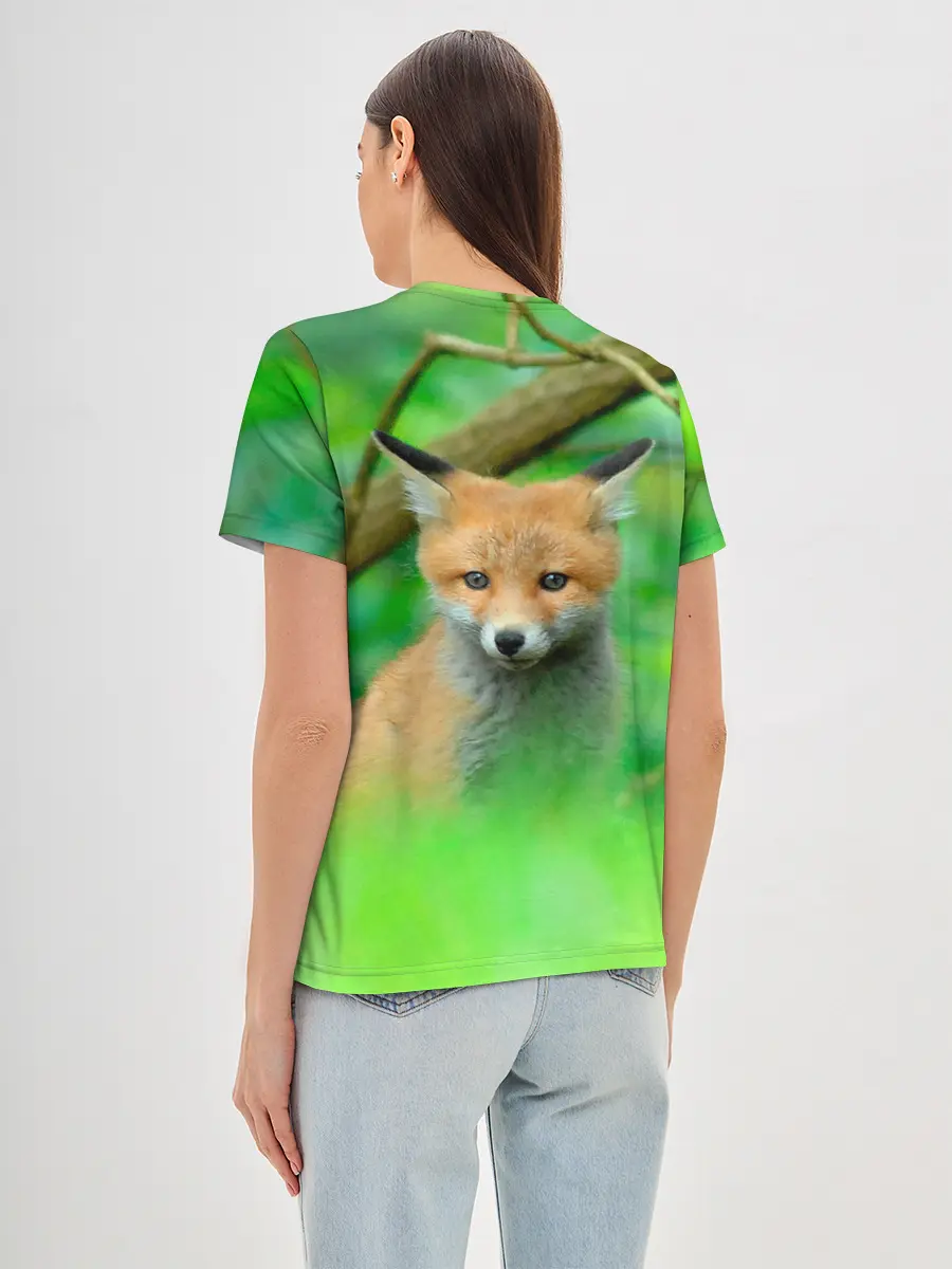 Женская базовая футболка / Лисенок в зеленом лесу