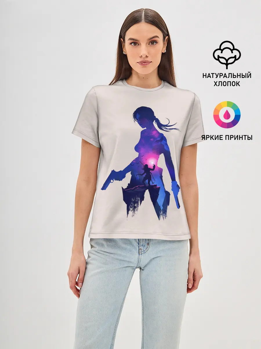 Женская базовая футболка / Лара с оружием