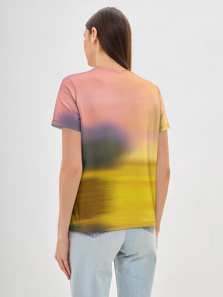 Женская базовая футболка / Дракончик на берегу озера