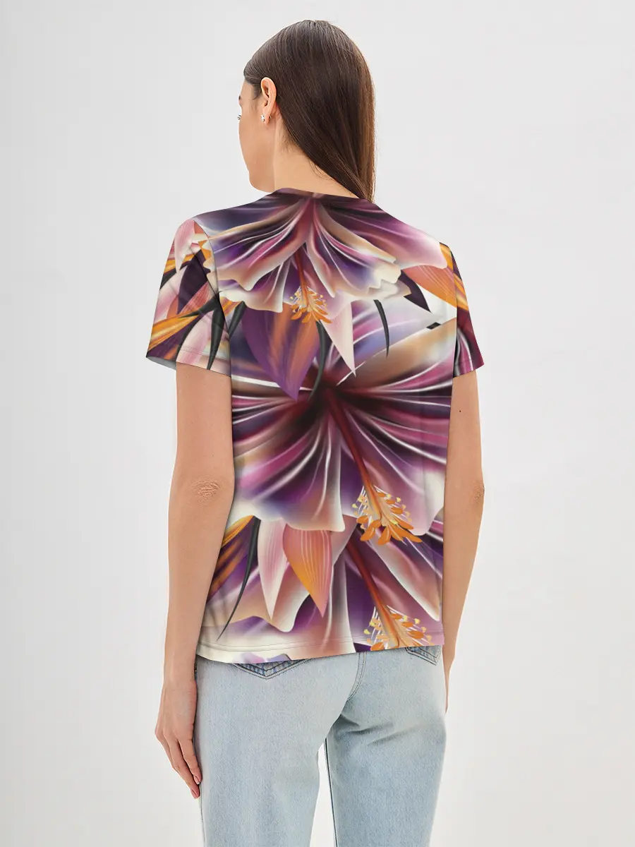 Женская базовая футболка / Необычный цветок