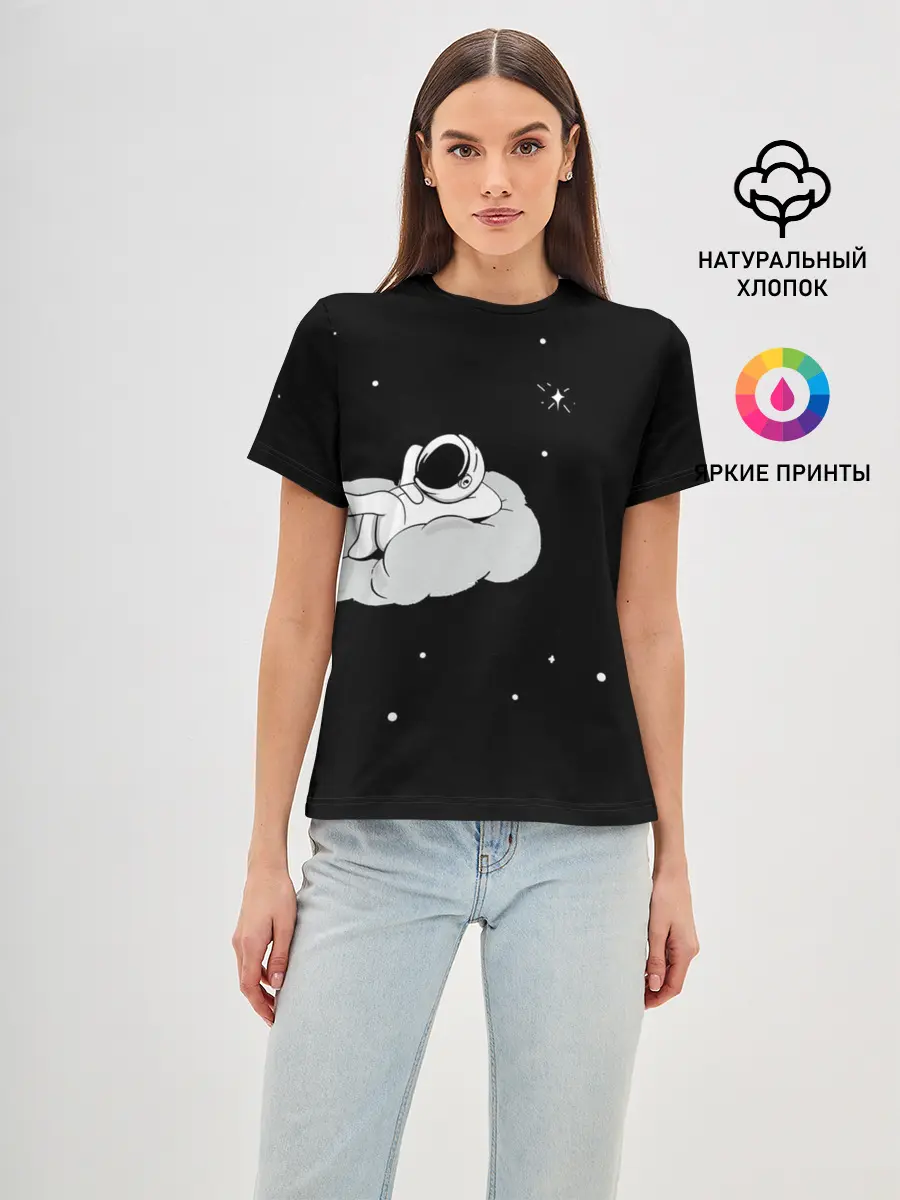 Женская базовая футболка / Космонавт на облаке