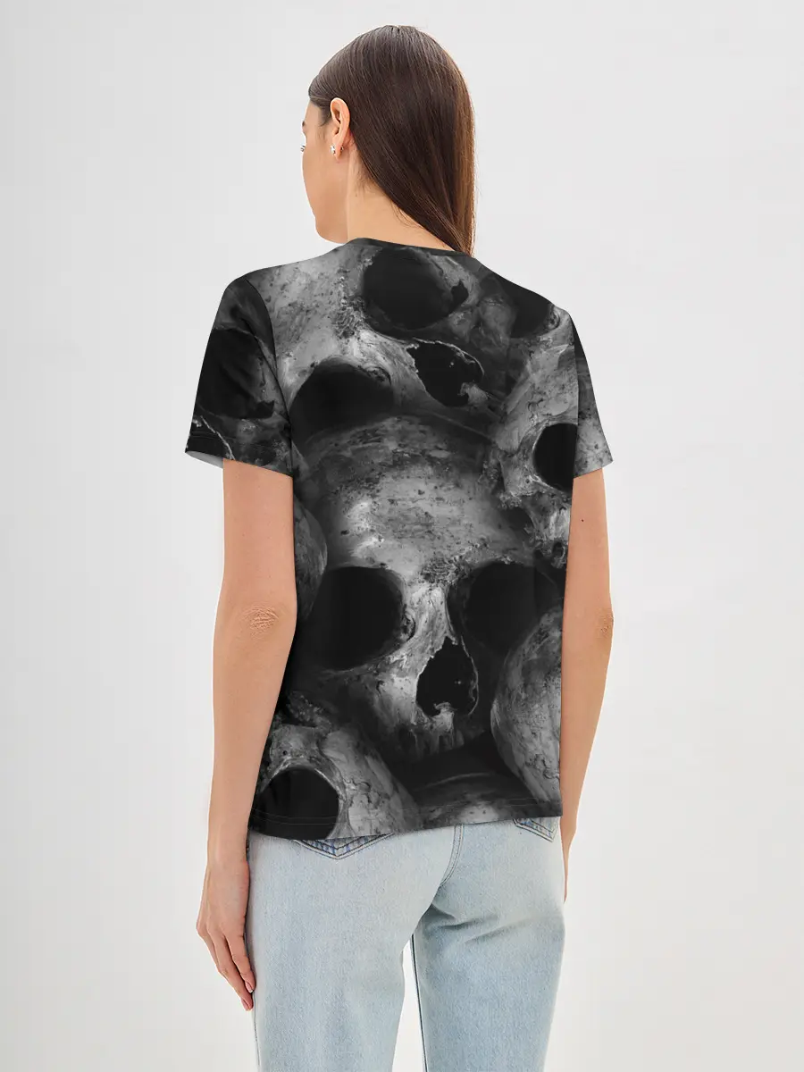 Женская базовая футболка / Груда черепов
