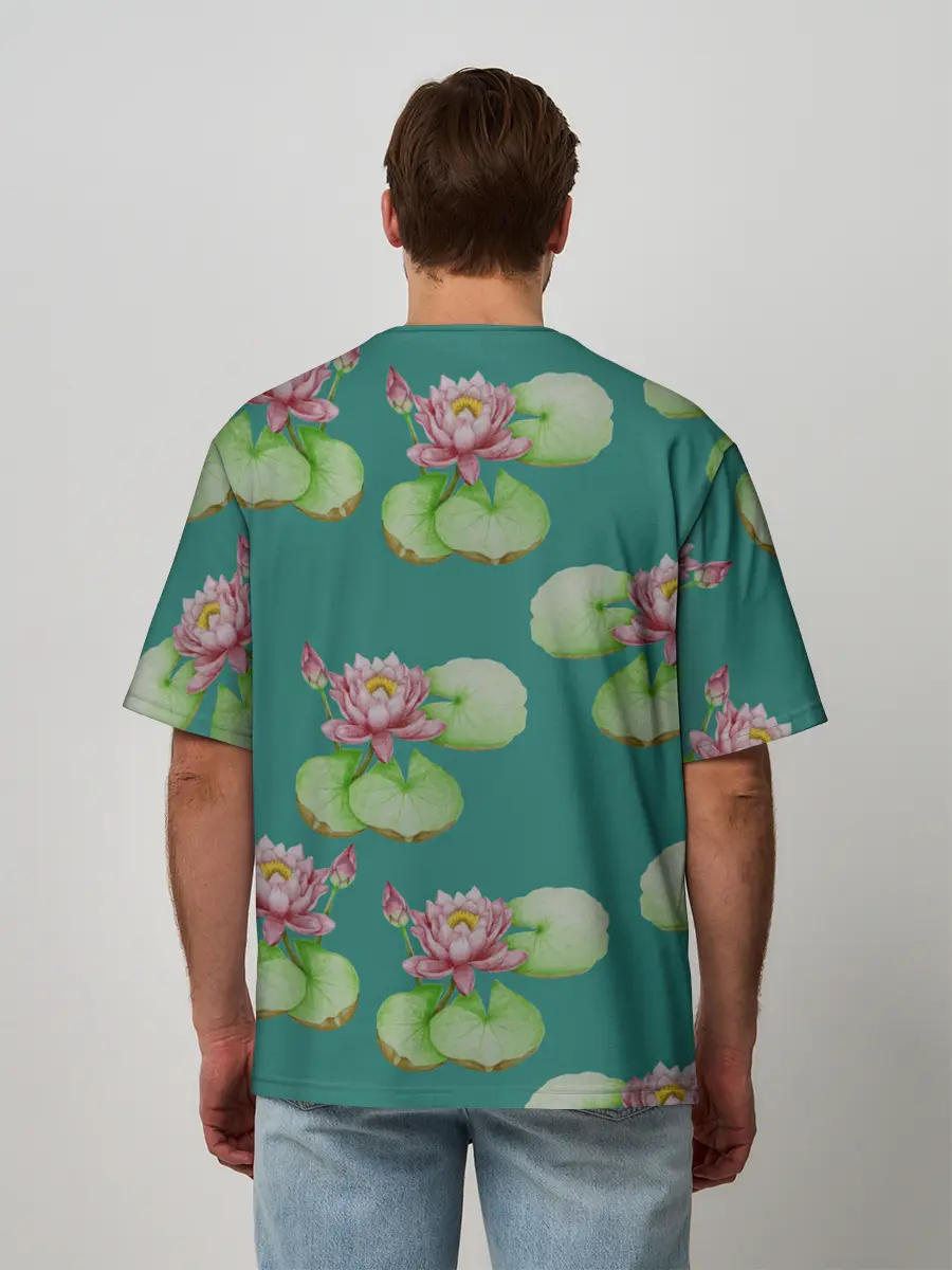 Мужская футболка оверсайз / Лотосы на темно бирюзовом фоне