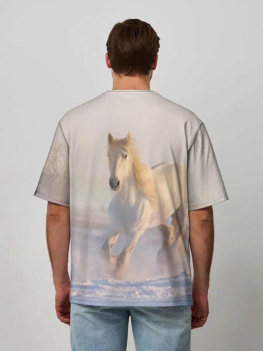Мужская футболка оверсайз / Белая лошадь на снегу