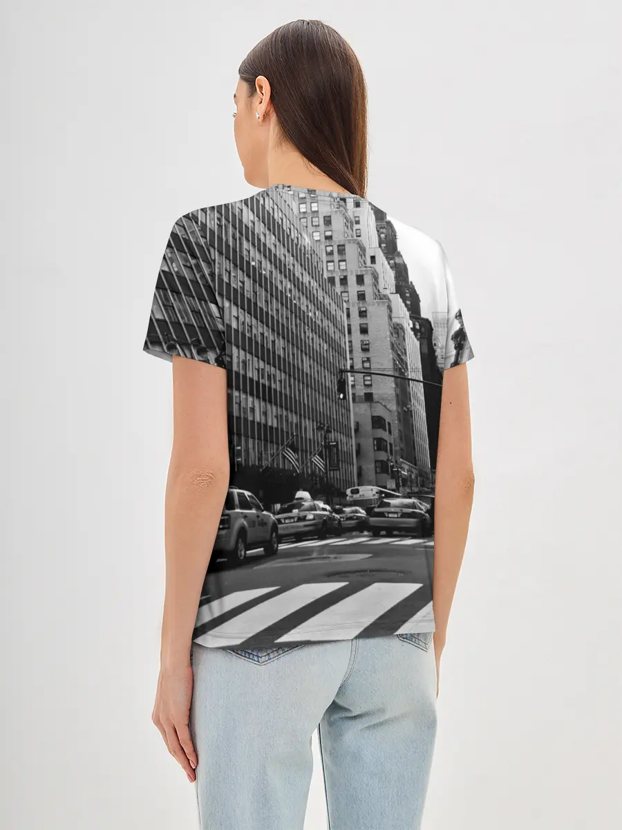 Женская базовая футболка / Among Us по улицам Нью-Йорка