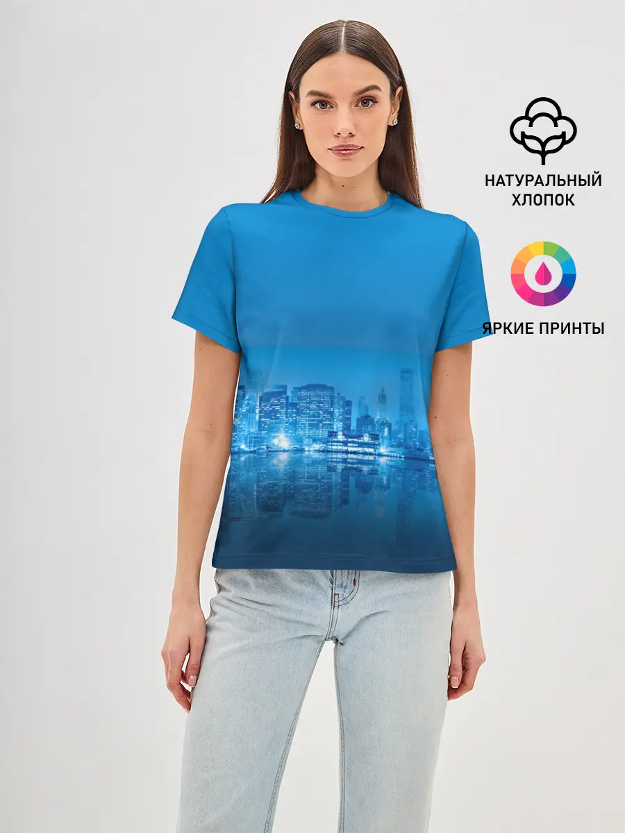 Женская базовая футболка / вид на ночной мегаполис