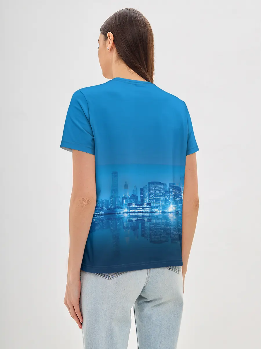Женская базовая футболка / вид на ночной мегаполис