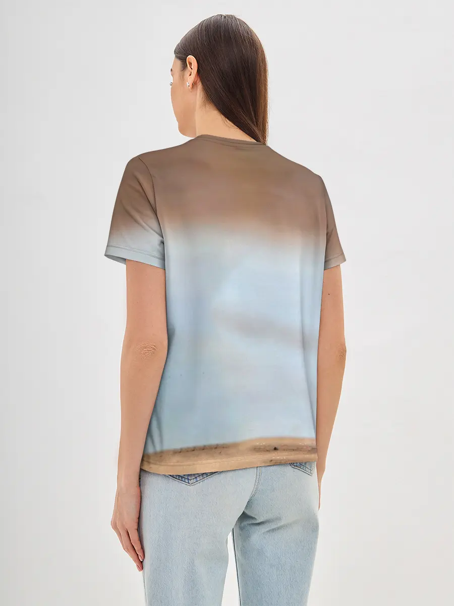 Женская базовая футболка / Медведь с рыбой во рту