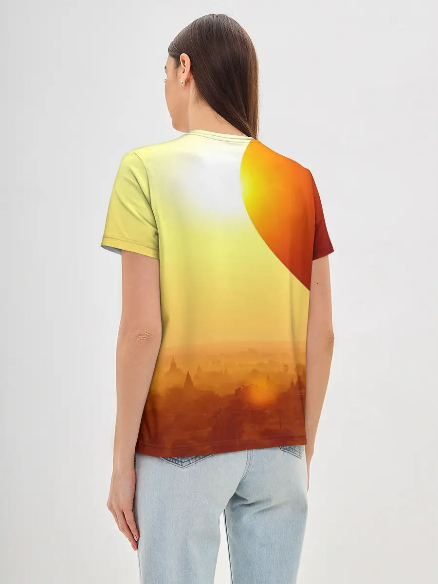 Женская базовая футболка / Город в пустыне