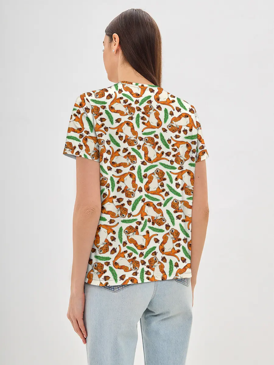 Женская базовая футболка / Тигрята, еловые ветки и желуди