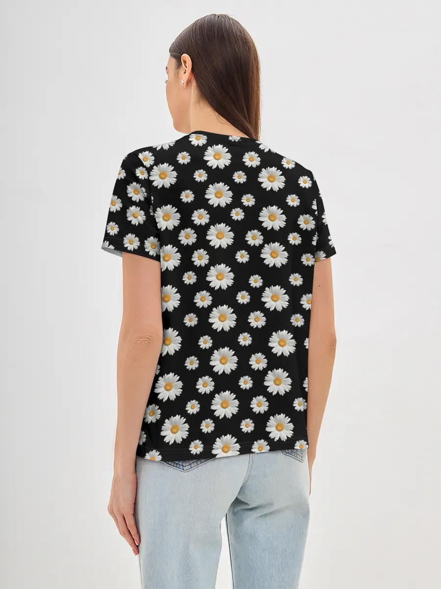 Женская базовая футболка / Ромашки на чёрном
