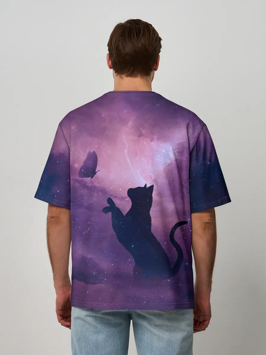 Мужская футболка оверсайз / Кошка играет с бабочкой