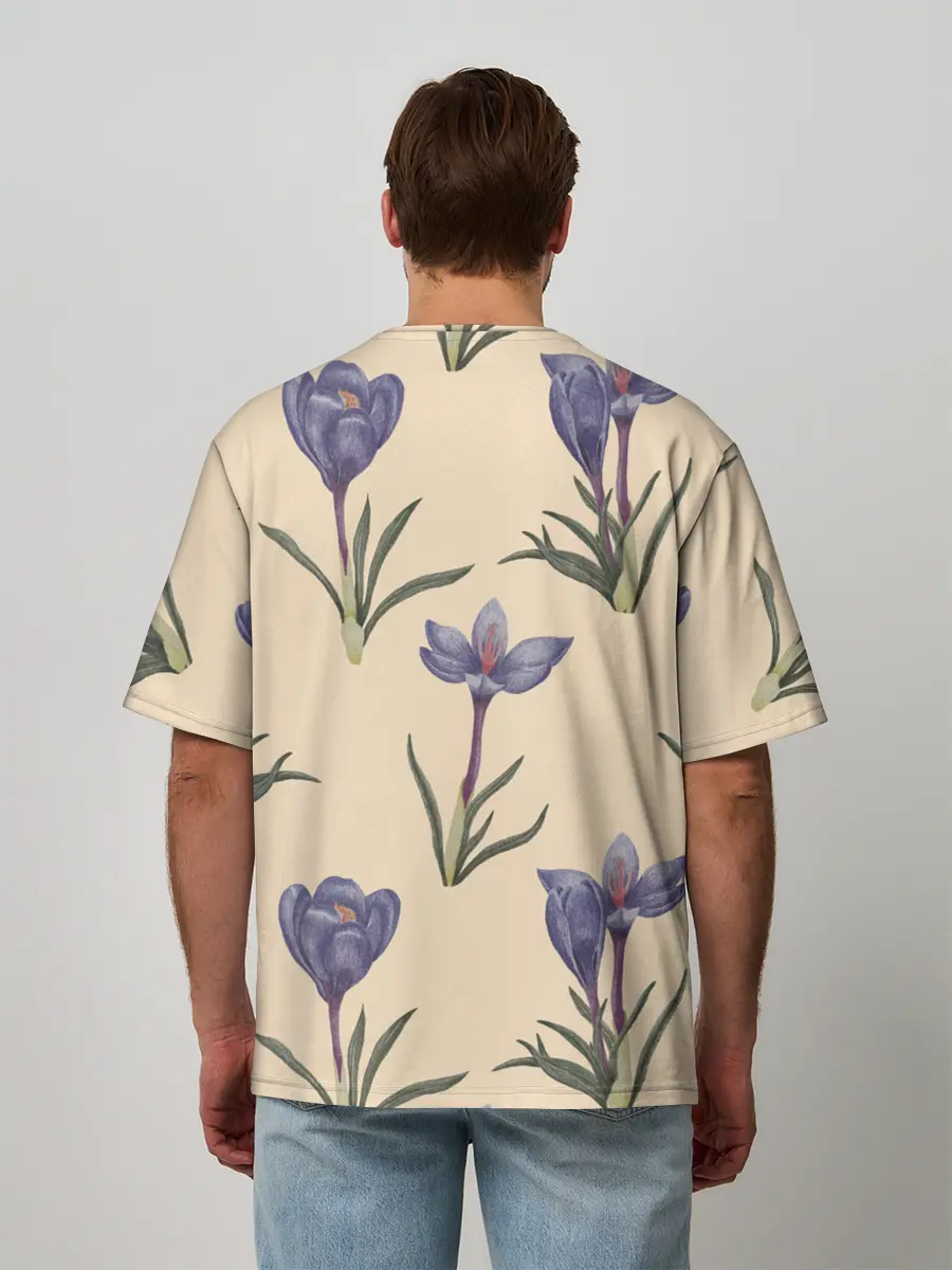 Мужская футболка оверсайз / Цветы шафрана на бежевом фоне