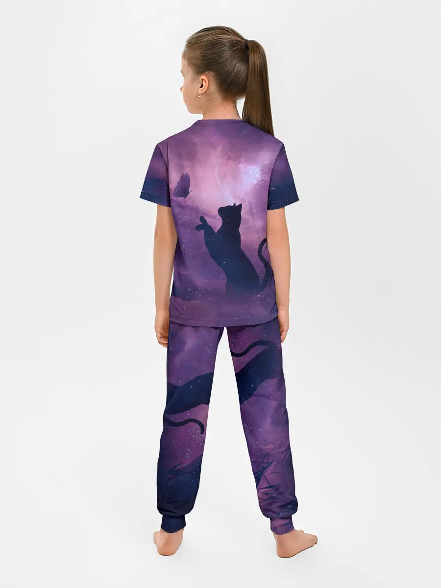 Детская пижама с брюками / Кошка играет с бабочкой