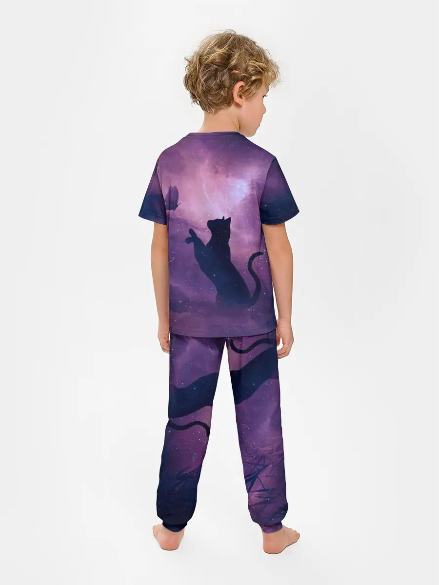 Детская пижама с брюками / Кошка играет с бабочкой