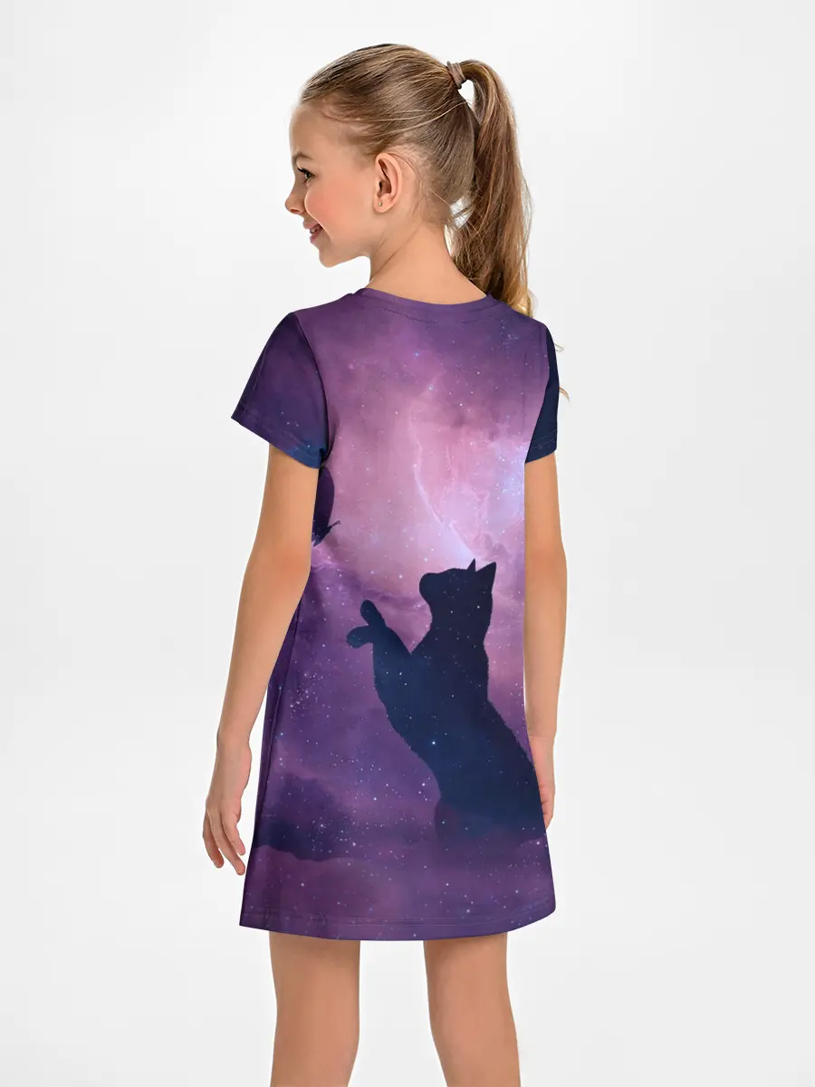 Детское платье / Кошка играет с бабочкой