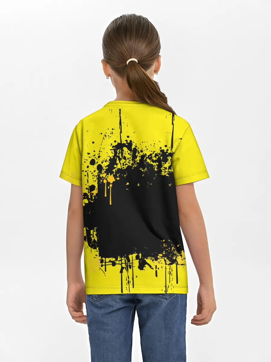 Детская базовая футболка / веселое яйцо на черном фоне