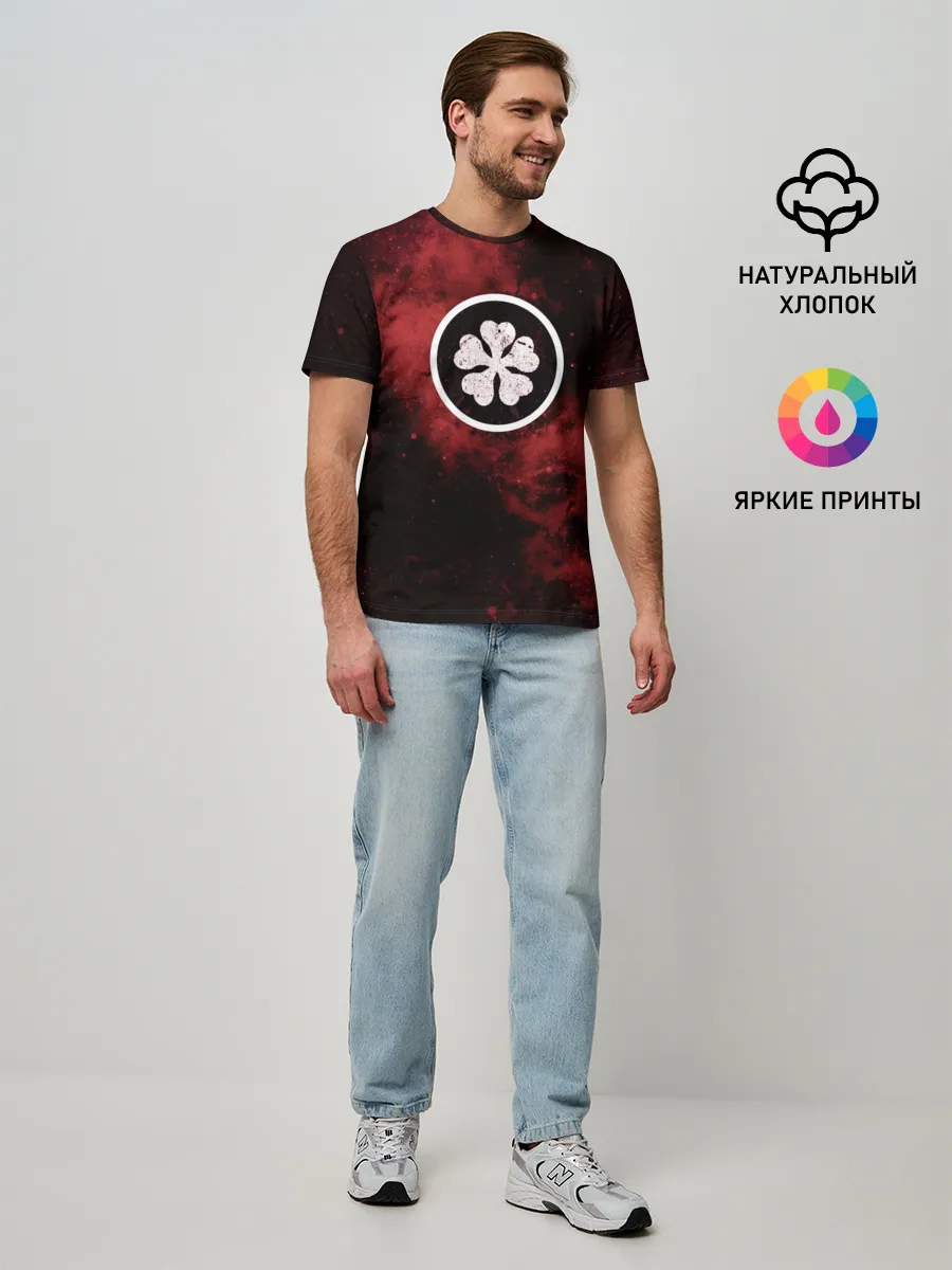 Мужская базовая футболка / Эмблема Черного клевера на космическом фоне