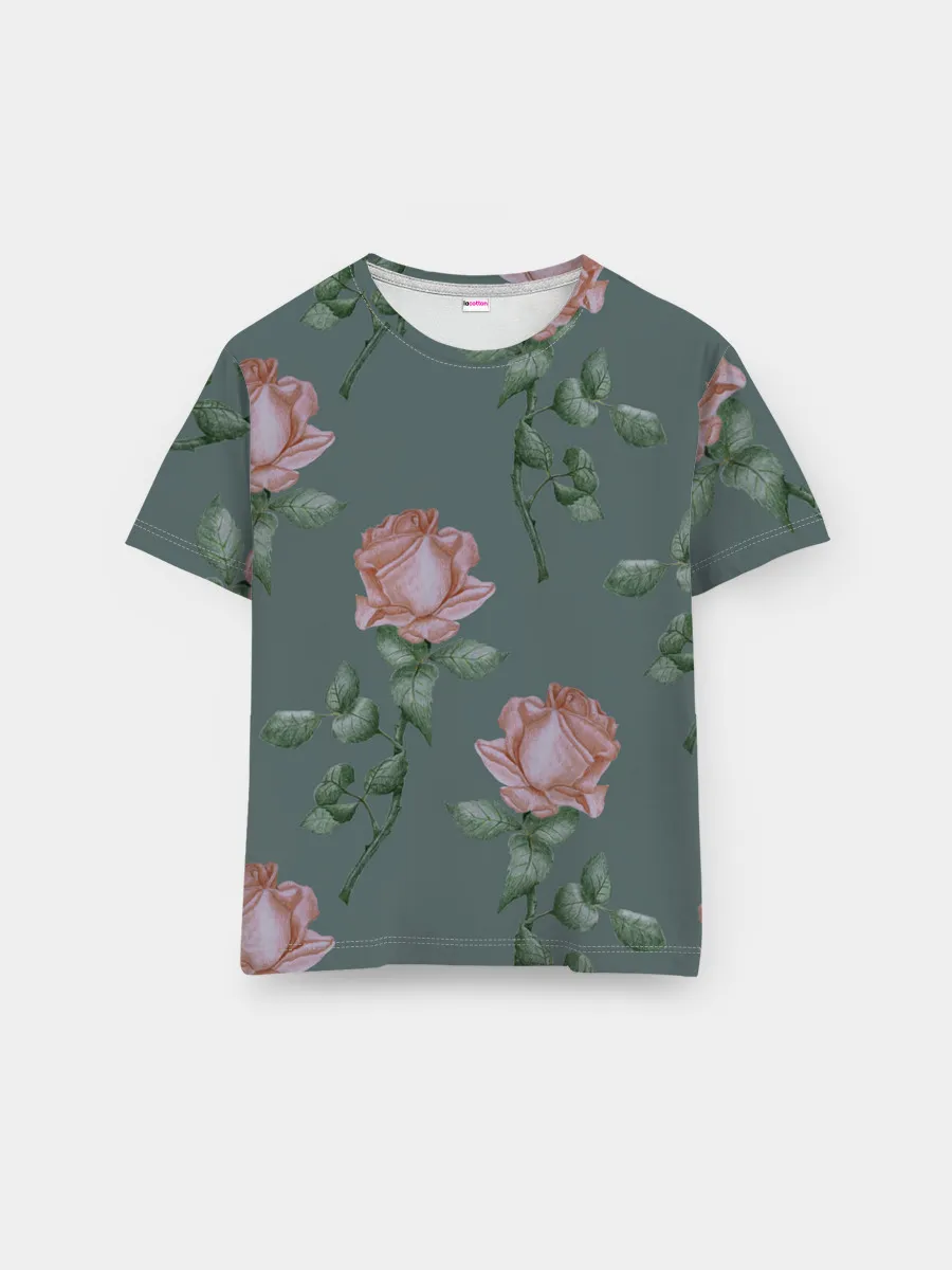 Мужская базовая футболка / Красные розы на зеленом фоне