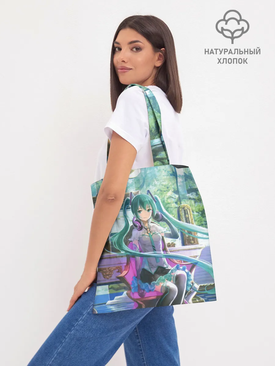 Шоппер база / Мика Хацуне за фортепиано