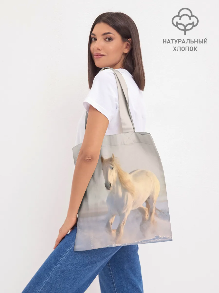 Шоппер база / Белая лошадь на снегу