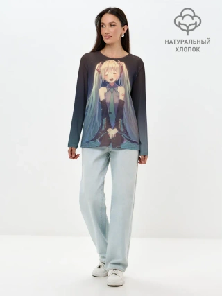 Лонгслив женский. Хлопок / Хатсуне сидит прикрыв глаза