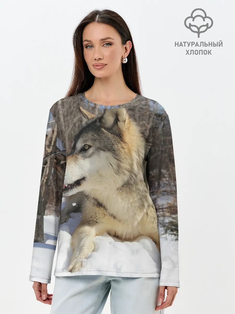 Лонгслив женский. Хлопок / Волк лежит на снегу