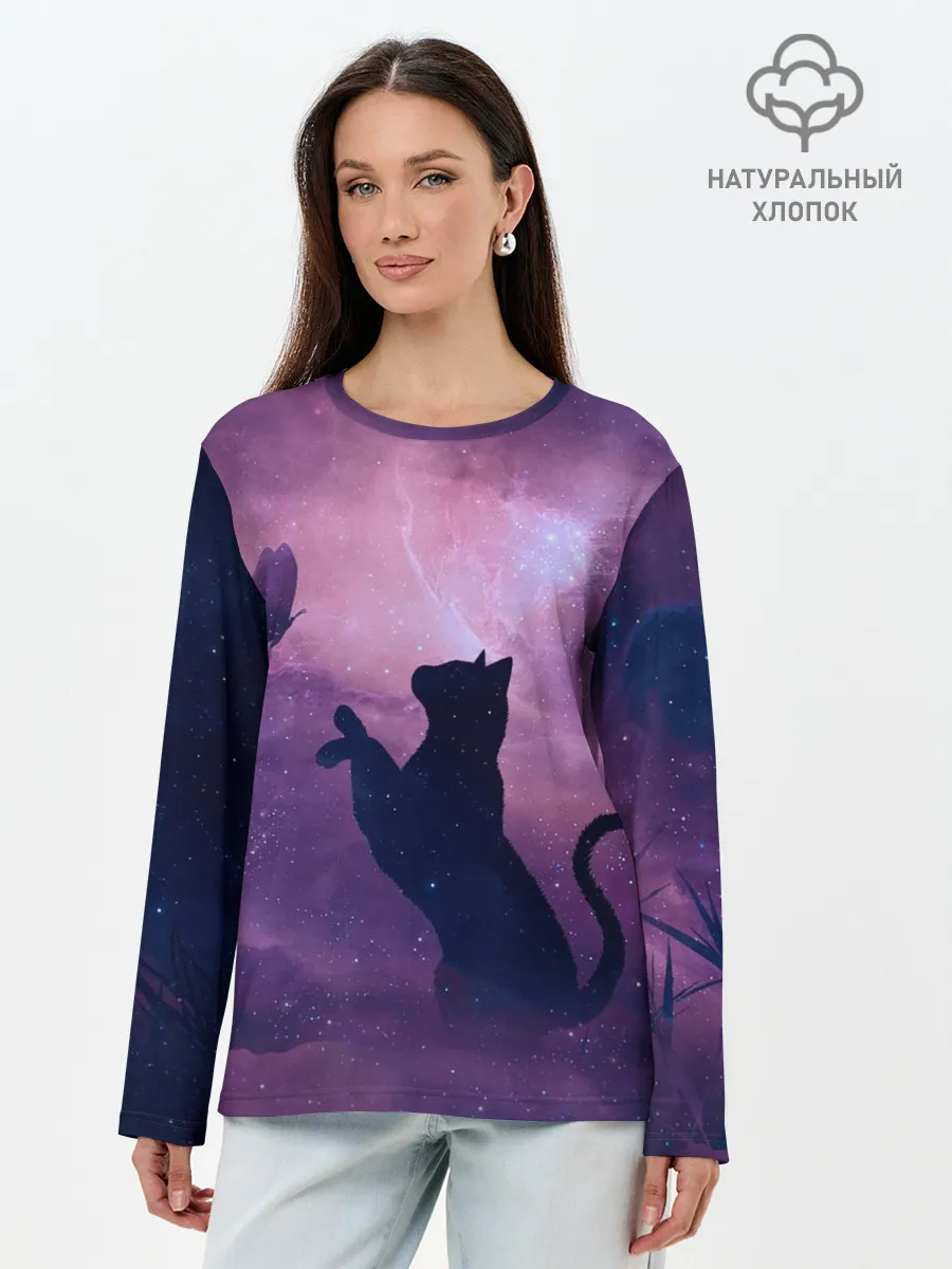 Лонгслив женский. Хлопок / Кошка играет с бабочкой