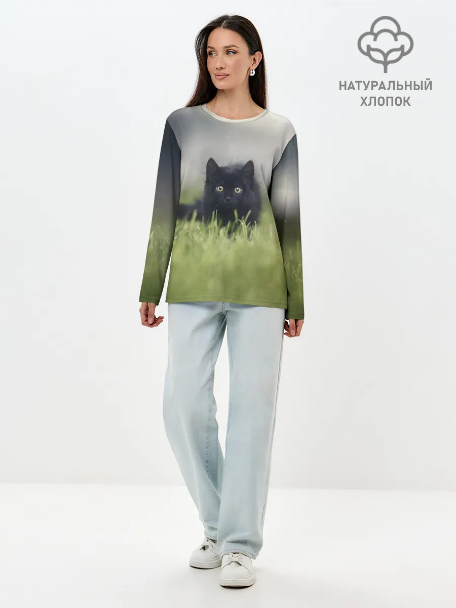 Лонгслив женский. Хлопок / черный кот на лугу