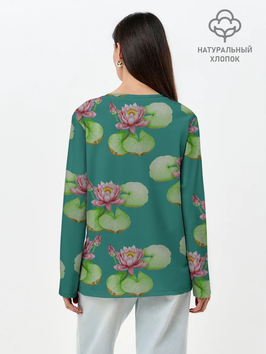 Лонгслив женский. Хлопок / Лотосы на темно бирюзовом фоне