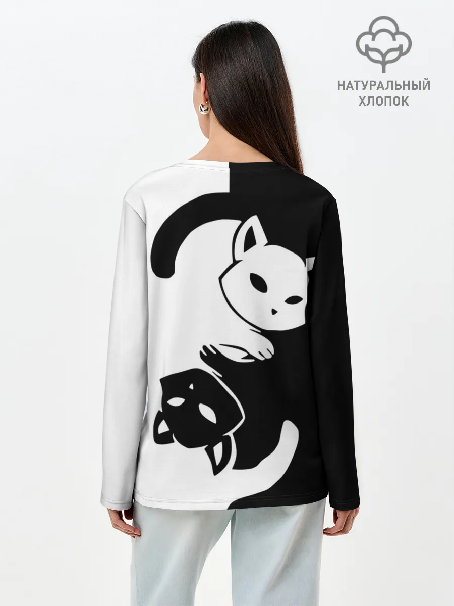 Лонгслив женский. Хлопок / Черный и белый кот кувыркаются.