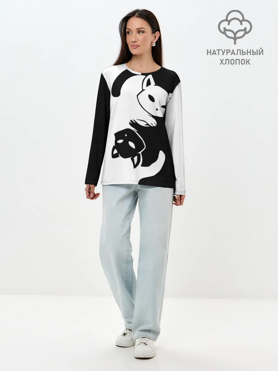 Лонгслив женский. Хлопок / Черный и белый кот кувыркаются.